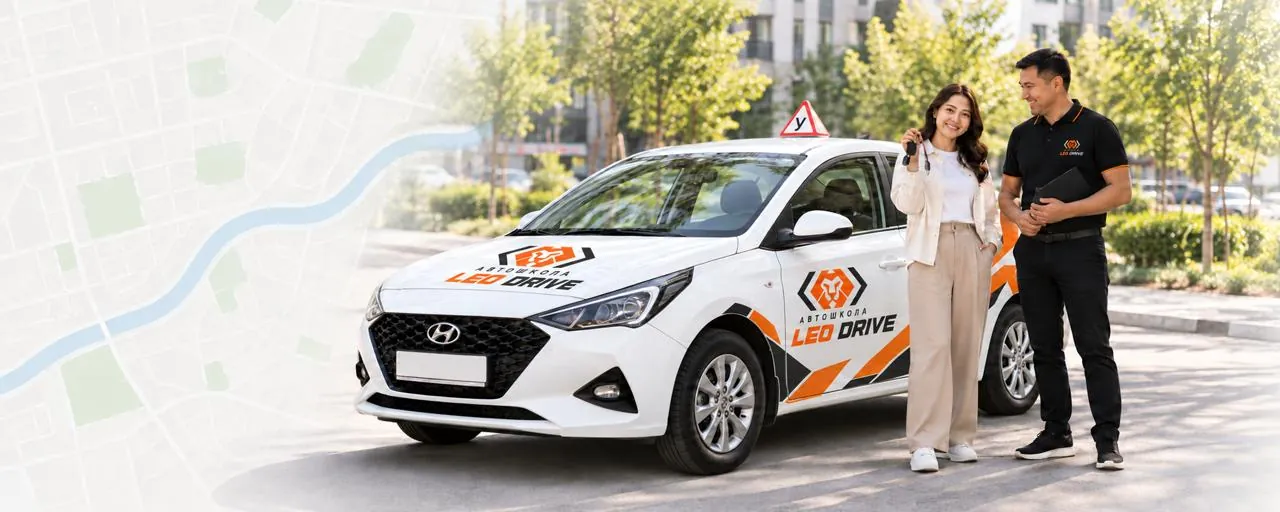 Ученица с ключами у машины Leo Drive и инструктор